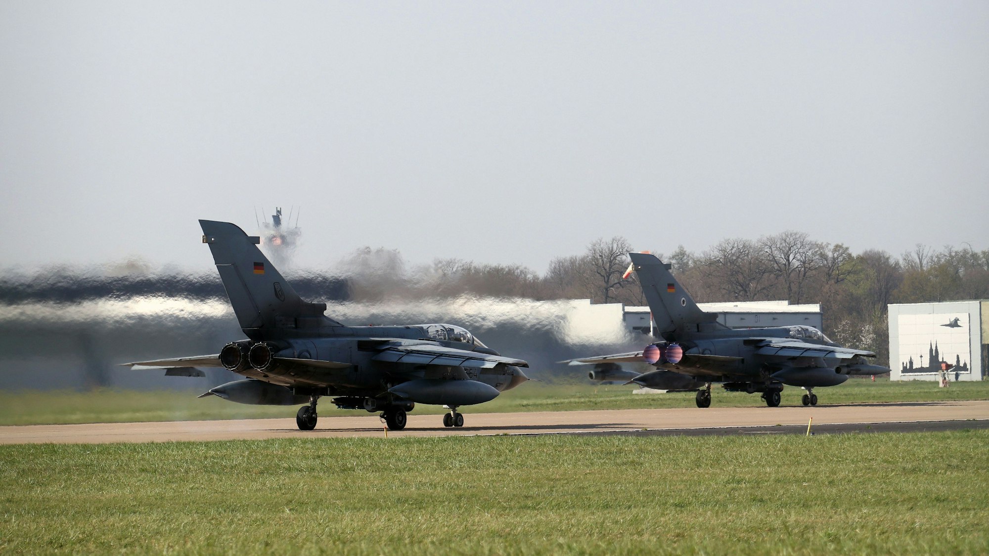 Das Foto zeigt zwei Tornados beim Start.