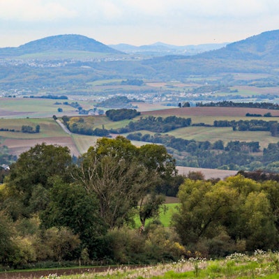 Vulkanberge bei Maria Laach: Wie frühere Auswürfe hier die Landschaft geprägt haben, ist noch gut zu erkennen.