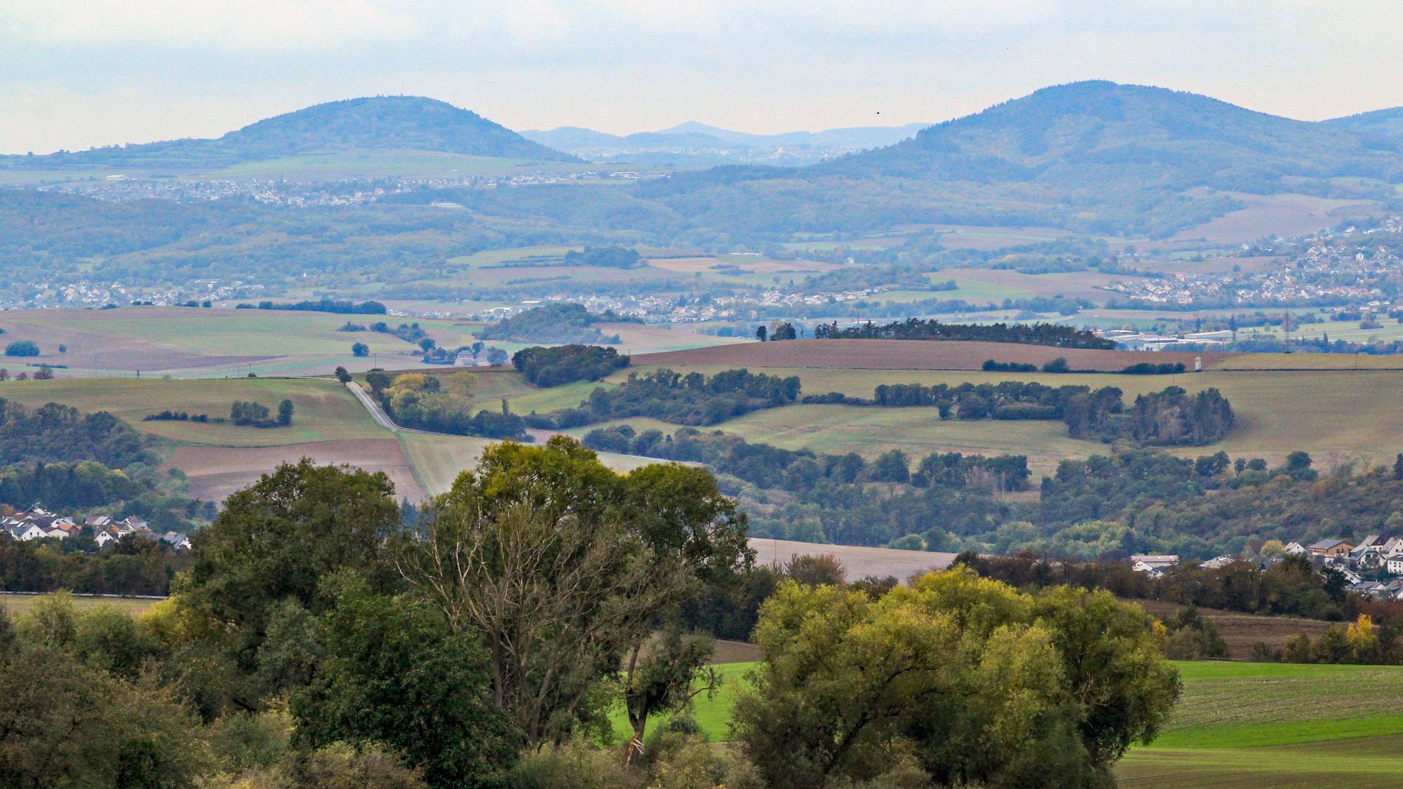 Vulkanberge bei Maria Laach: Wie frühere Auswürfe hier die Landschaft geprägt haben, ist noch gut zu erkennen.