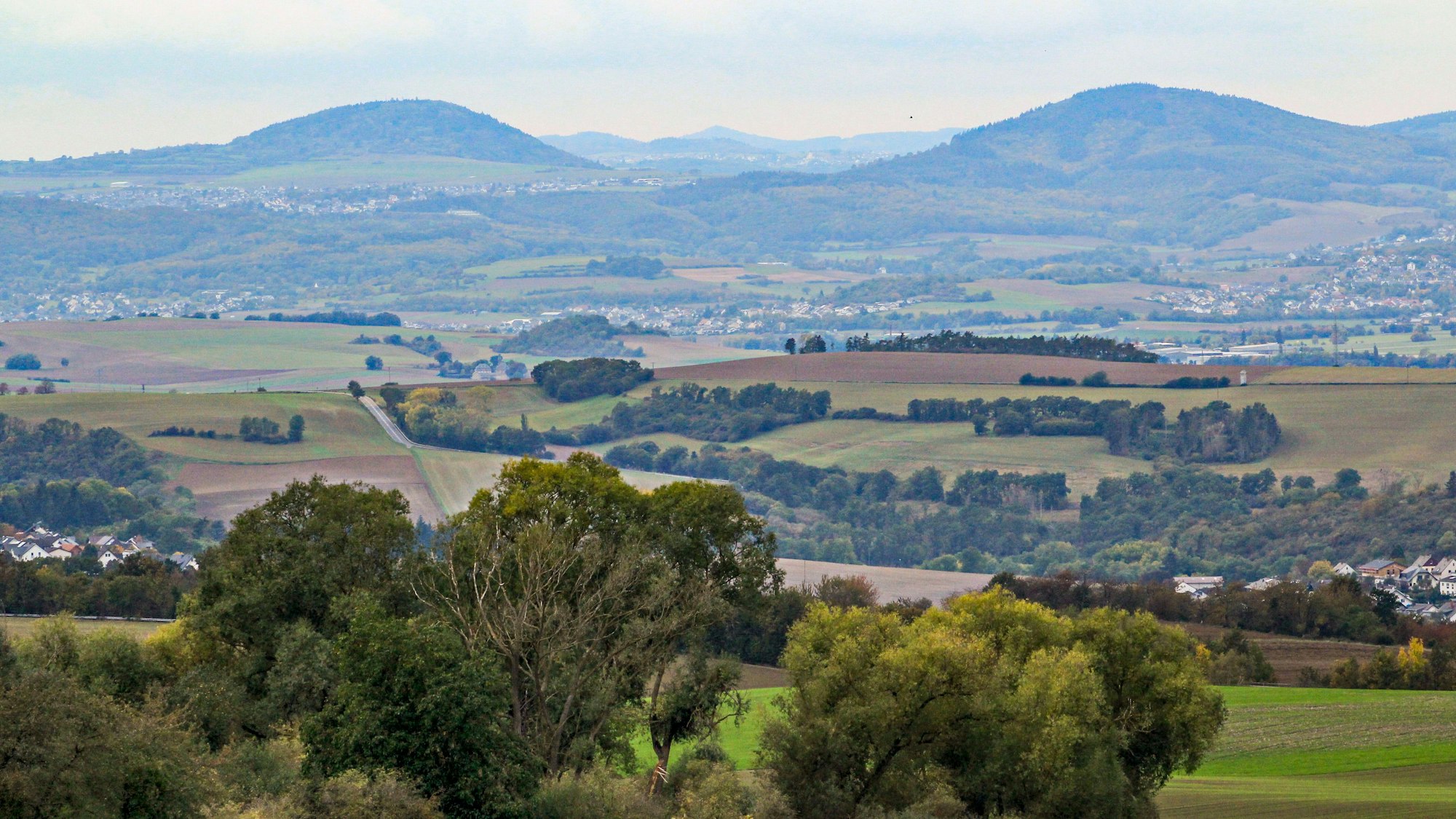 Vulkanberge bei Maria Laach: Wie frühere Auswürfe hier die Landschaft geprägt haben, ist noch gut zu erkennen.