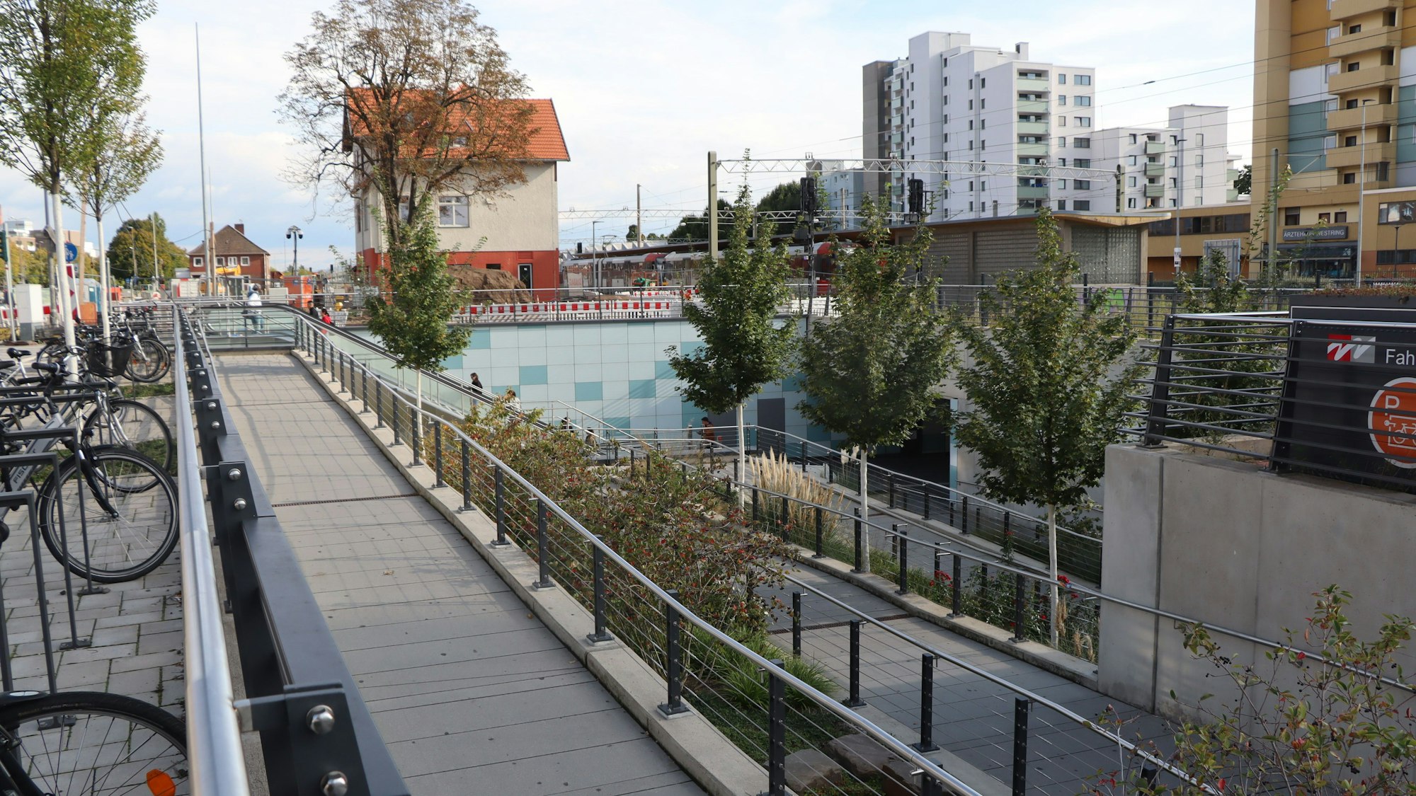 Zu sehen sind Treppen hinunter zum Bahnhof in Wesseling.