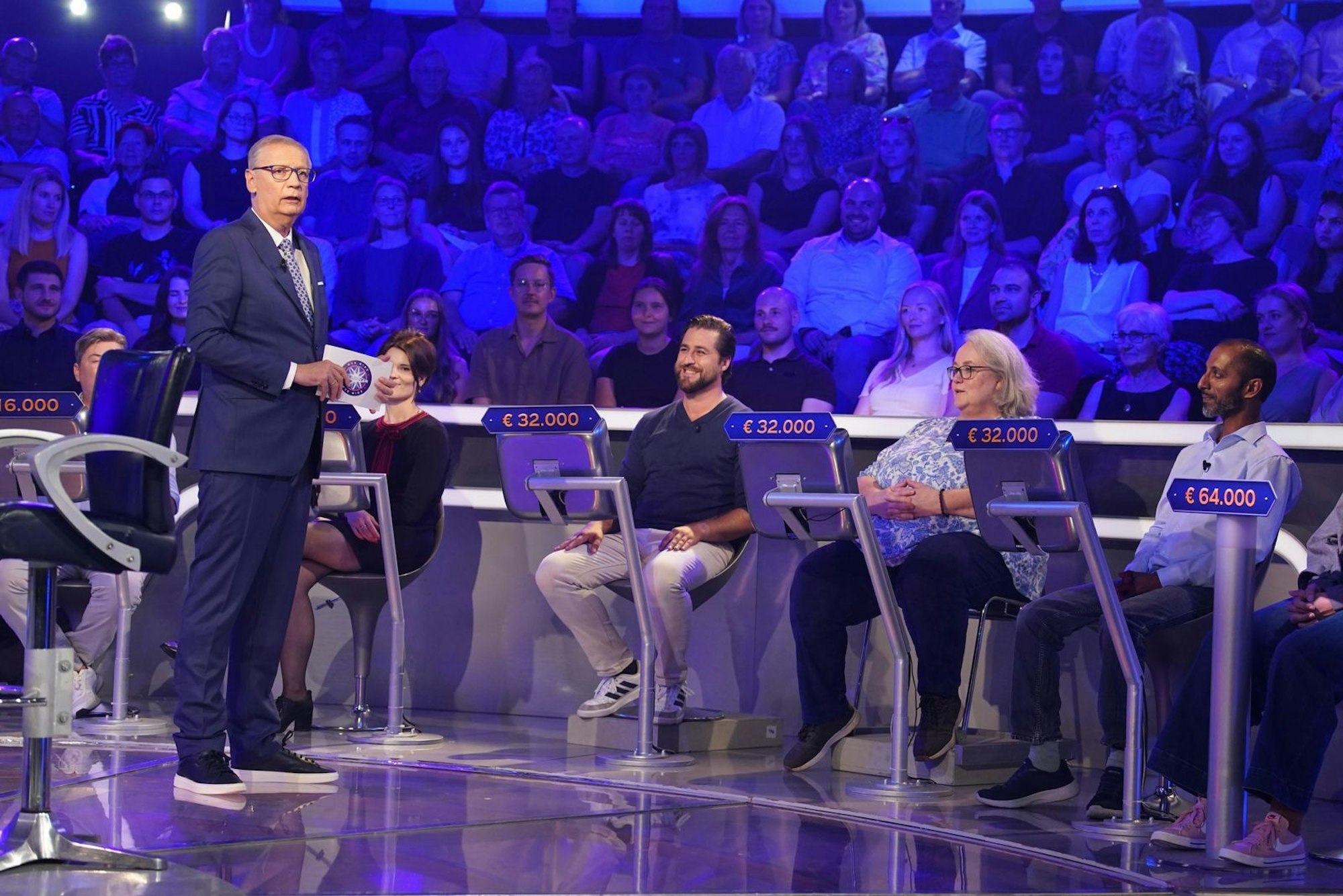 Bei Christopher Suhr (2.v.l.) hat Günther Jauch Glück: Er will nochmal auf den Ratestuhl. (Bild: RTL / Stefan Gregorowius)