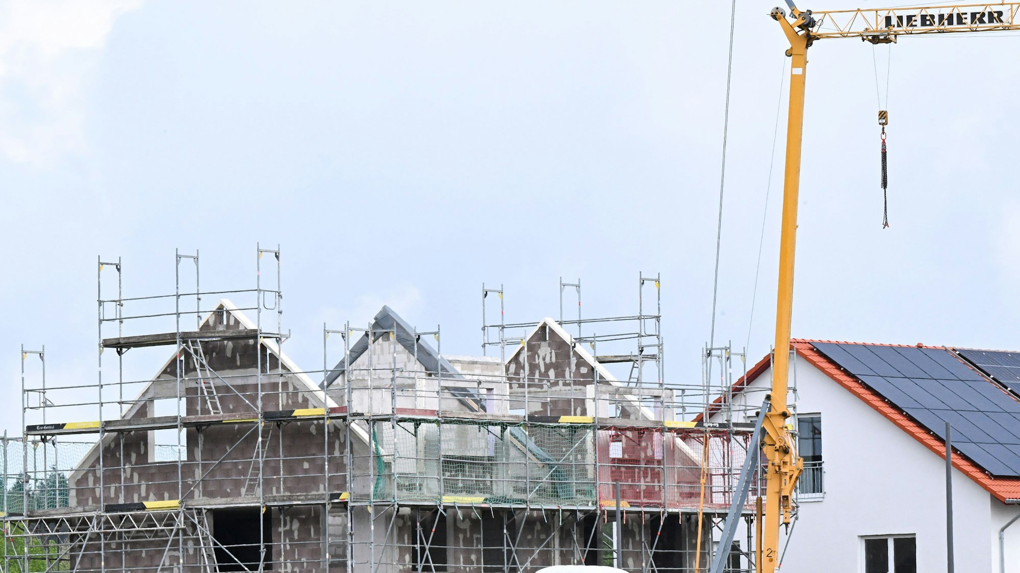Häuser werden in einem Neubaugebiet gebaut.