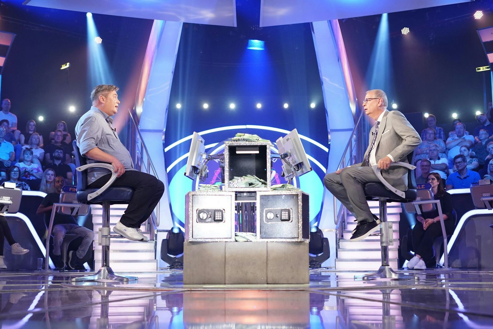 Bei Günther Jauch (rechts) räumte Sascha Korf 20.003,70 Euro ab. (Bild: RTL / Stefan Gregorowius)