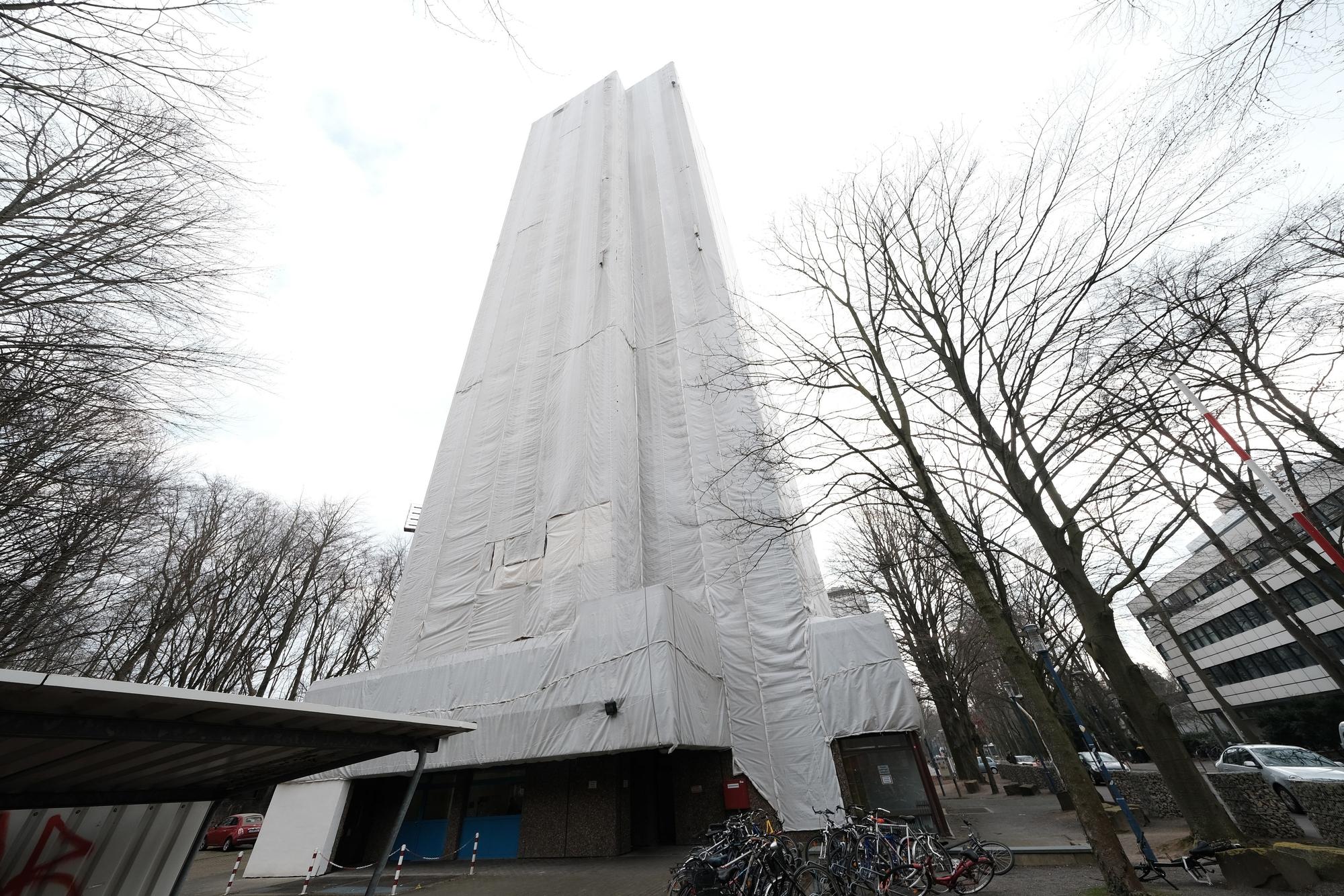 23.03.2021, Köln: Die Sanierung des Wohnheims der Deutschen Sporthochschule verzögert sich weiter. Foto: Max Grönert