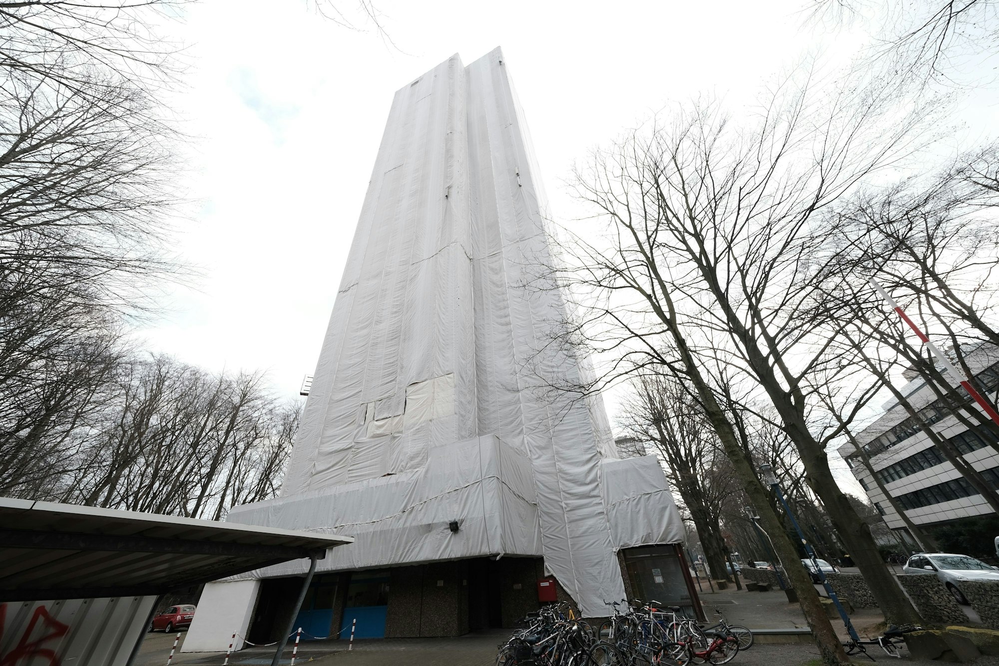 23.03.2021, Köln: Die Sanierung des Wohnheims der Deutschen Sporthochschule verzögert sich weiter. Foto: Max Grönert