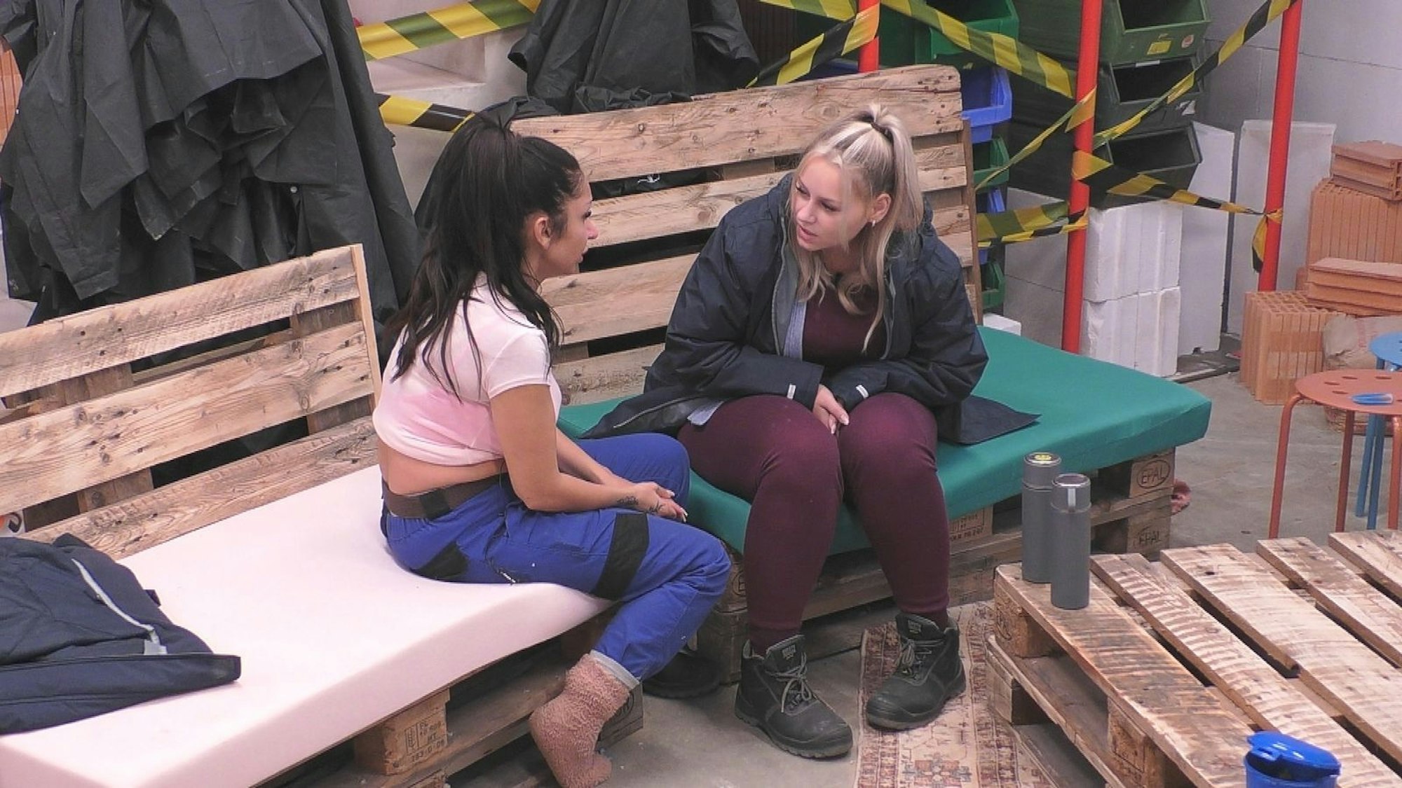 Pinar Sevim will „Promi Big Brother“ verlassen - „wegen meiner Augenbrauen!“ (Bild: Joyn)