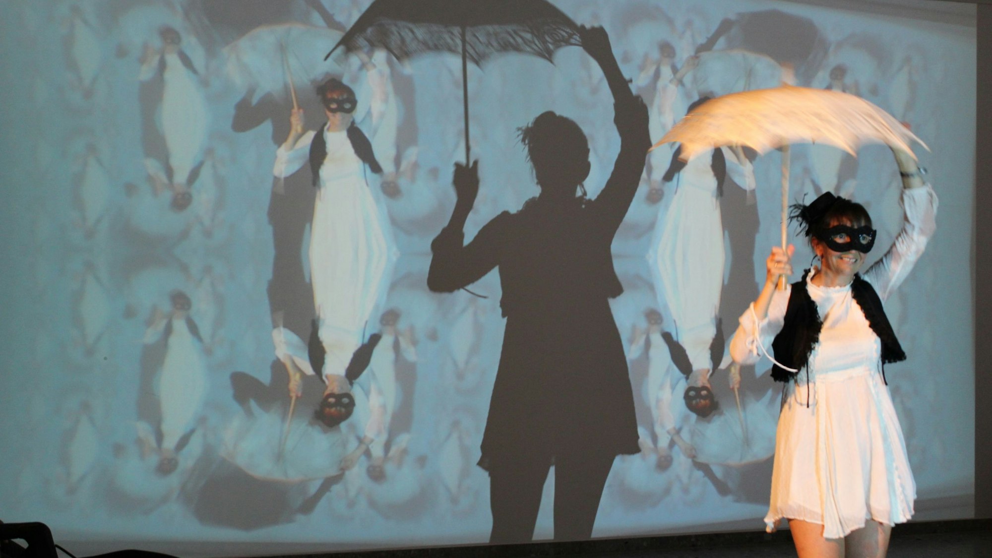 Das Foto zeigt eine Künstlerin vor einer Video-Installation.