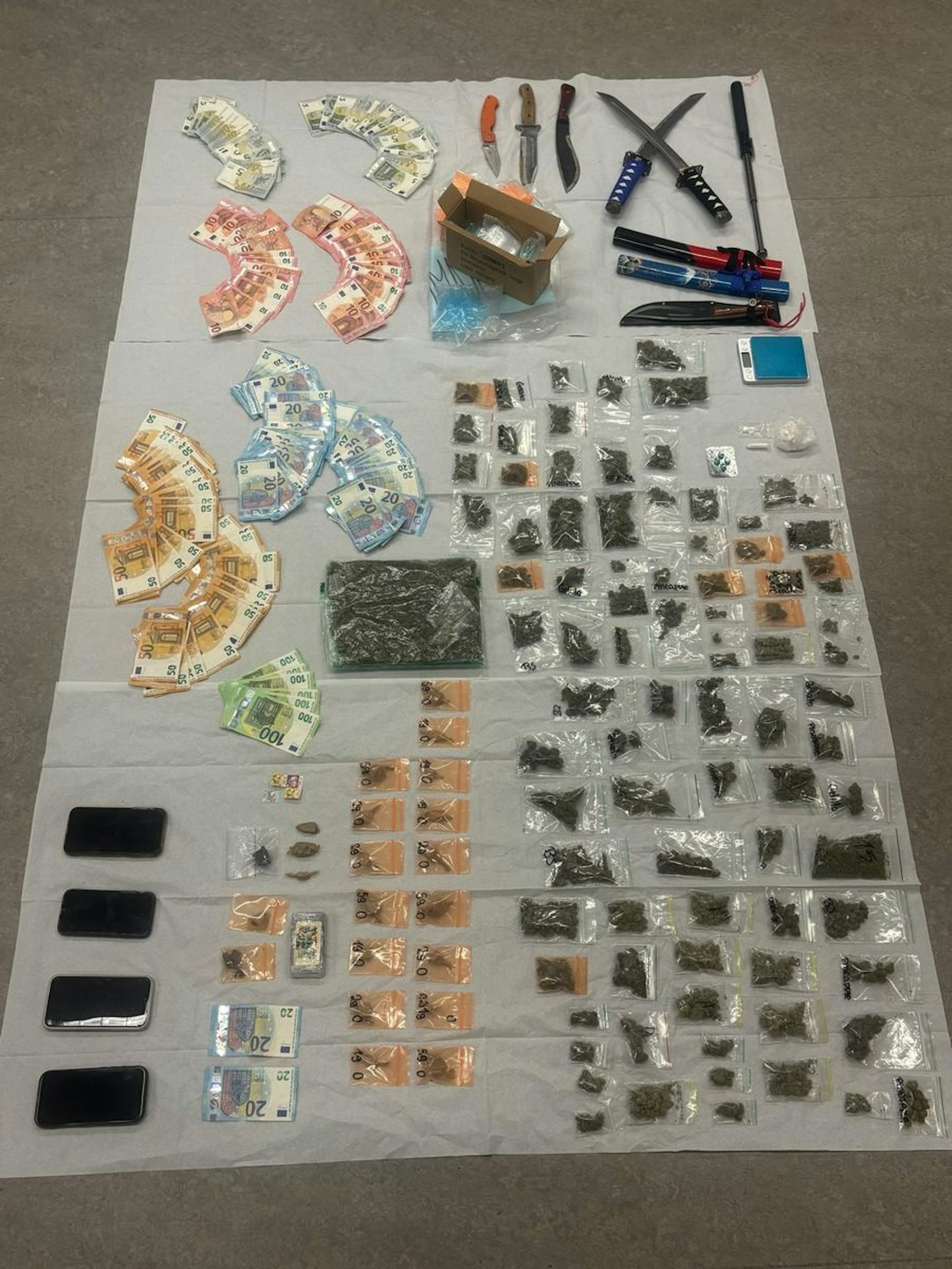 Ein Blaulicht auf einem Polizeiauto (Symbolbild).