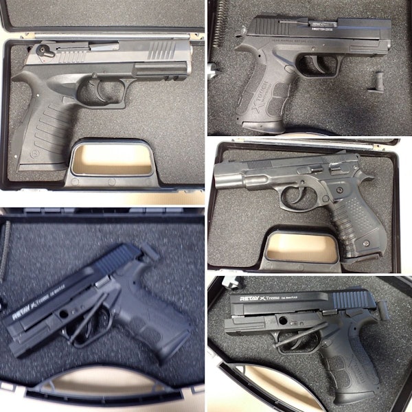 Sichergestellte Waffen, darunter Pistolen und eine Maschinenpistole, liegen auf einem Tisch.