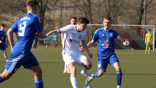 Nierfelds Jonas Küpper hat den Ball, von hinten nähert sich Dahlems Kapitän.