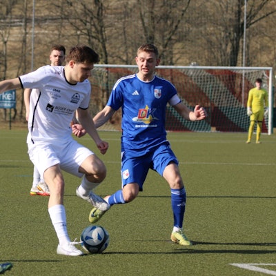 Nierfelds Jonas Küpper hat den Ball, von hinten nähert sich Dahlems Kapitän.