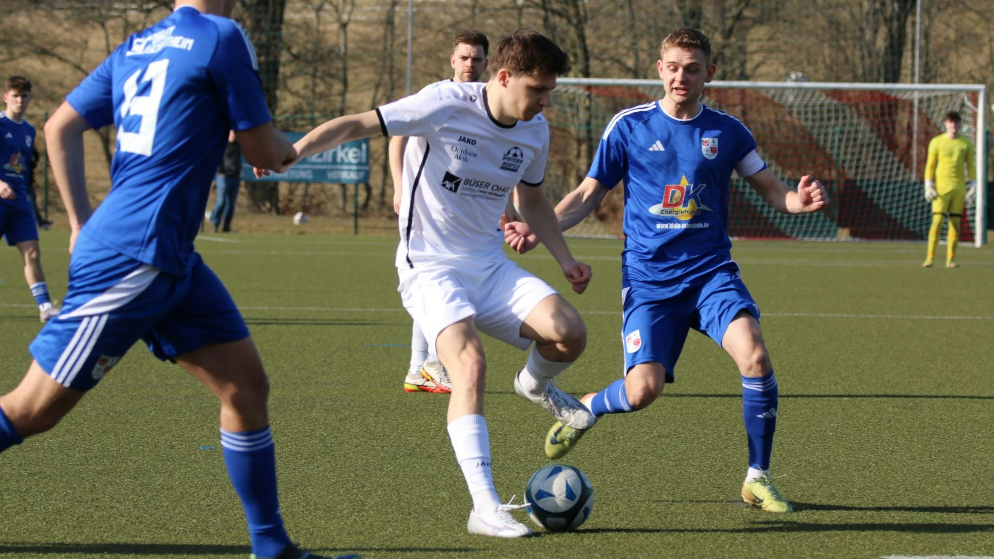 Nierfelds Jonas Küpper hat den Ball, von hinten nähert sich Dahlems Kapitän.