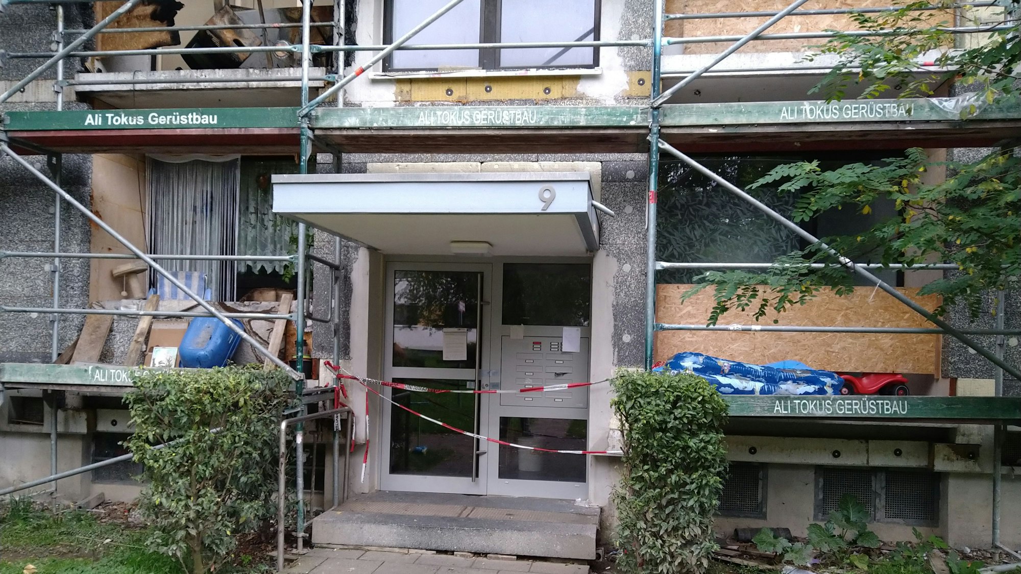 Das Haus Nummer 9 ist inzwischen aufgrund eines Brandes geräumt und versiegelt.