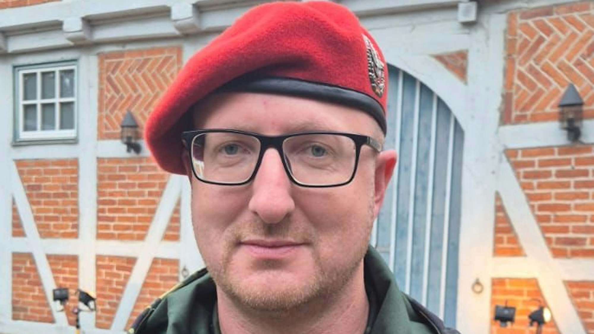 Ingo Pfennings trägt ein rotes Barett.