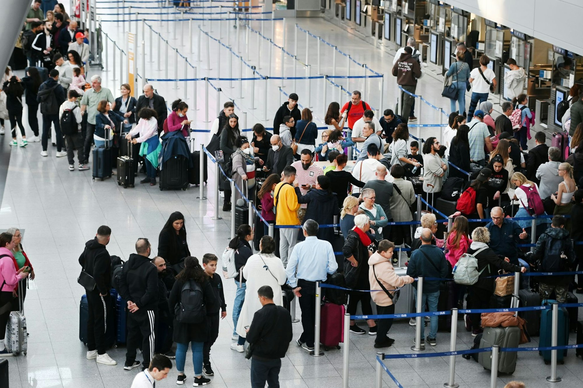 Bei der Sicherheitskontrolle am Düsseldorfer Flughafen kam es zu längeren Wartezeiten. (Archivbild)