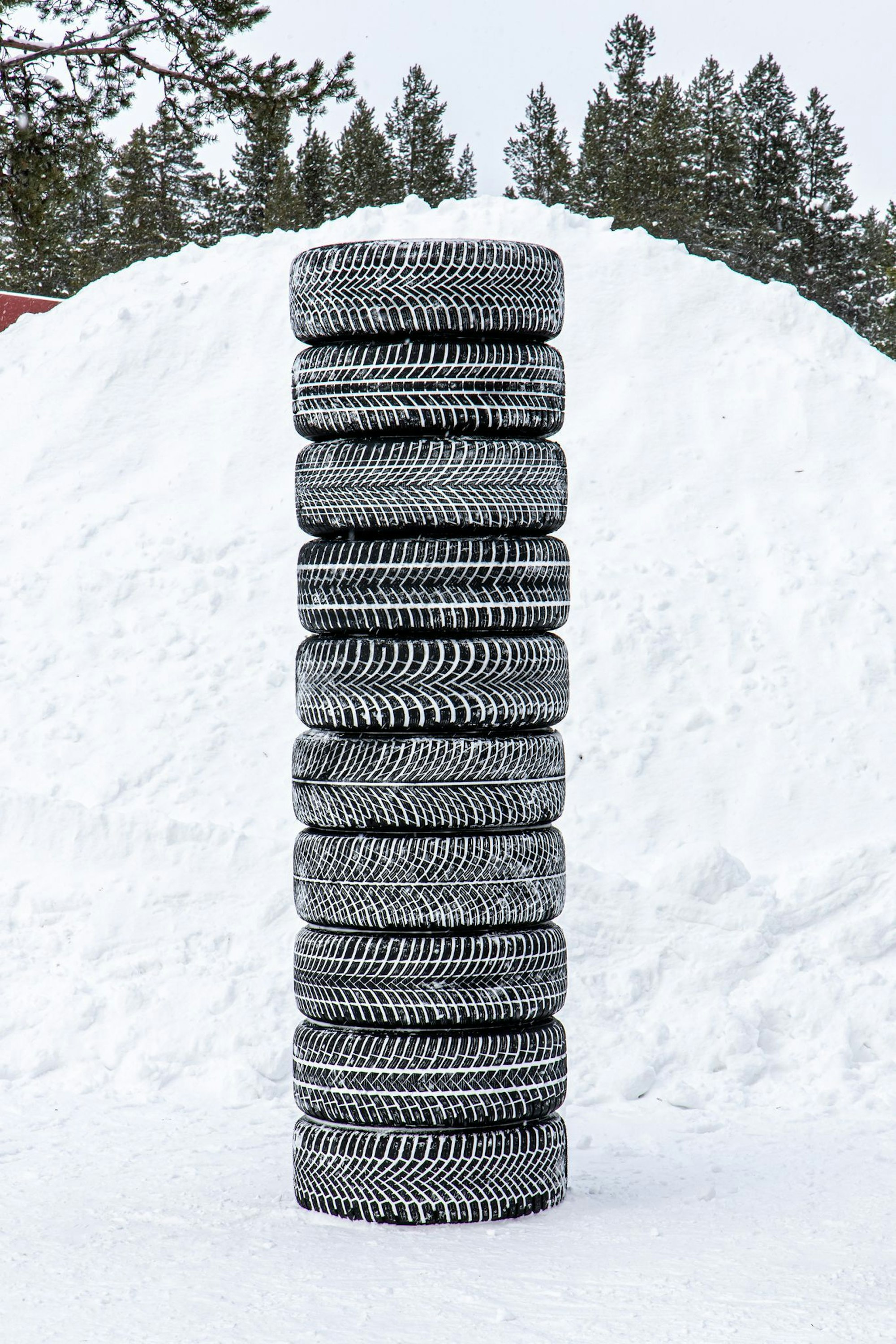 10 Winterreifen in der Dimension 245/45 R19 haben die Tester unter die Lupe genommen.