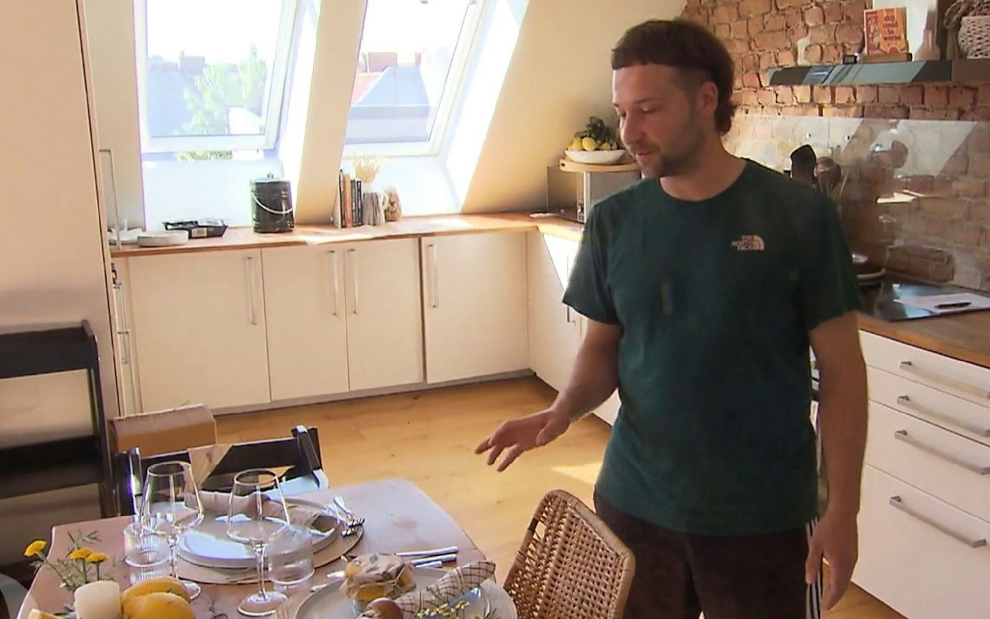 Den Dinner-Tisch verziert Dustin ganz sizilianisch mit Zitronen-Deko. (Bild: RTL)