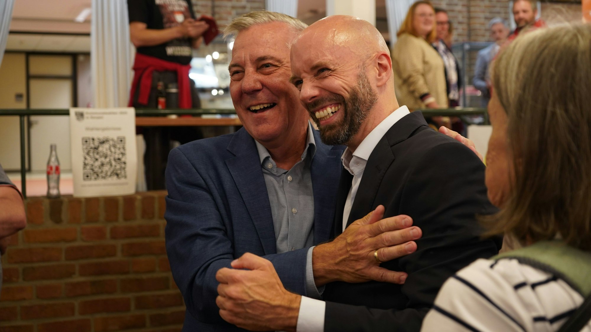 Brachte dieses Foto Pohlmann endgültig zu Fall? Der Liberale gratulierte Thomas Jurczyk (SPD) zur Bürgermeisterwahl in Kerpen.