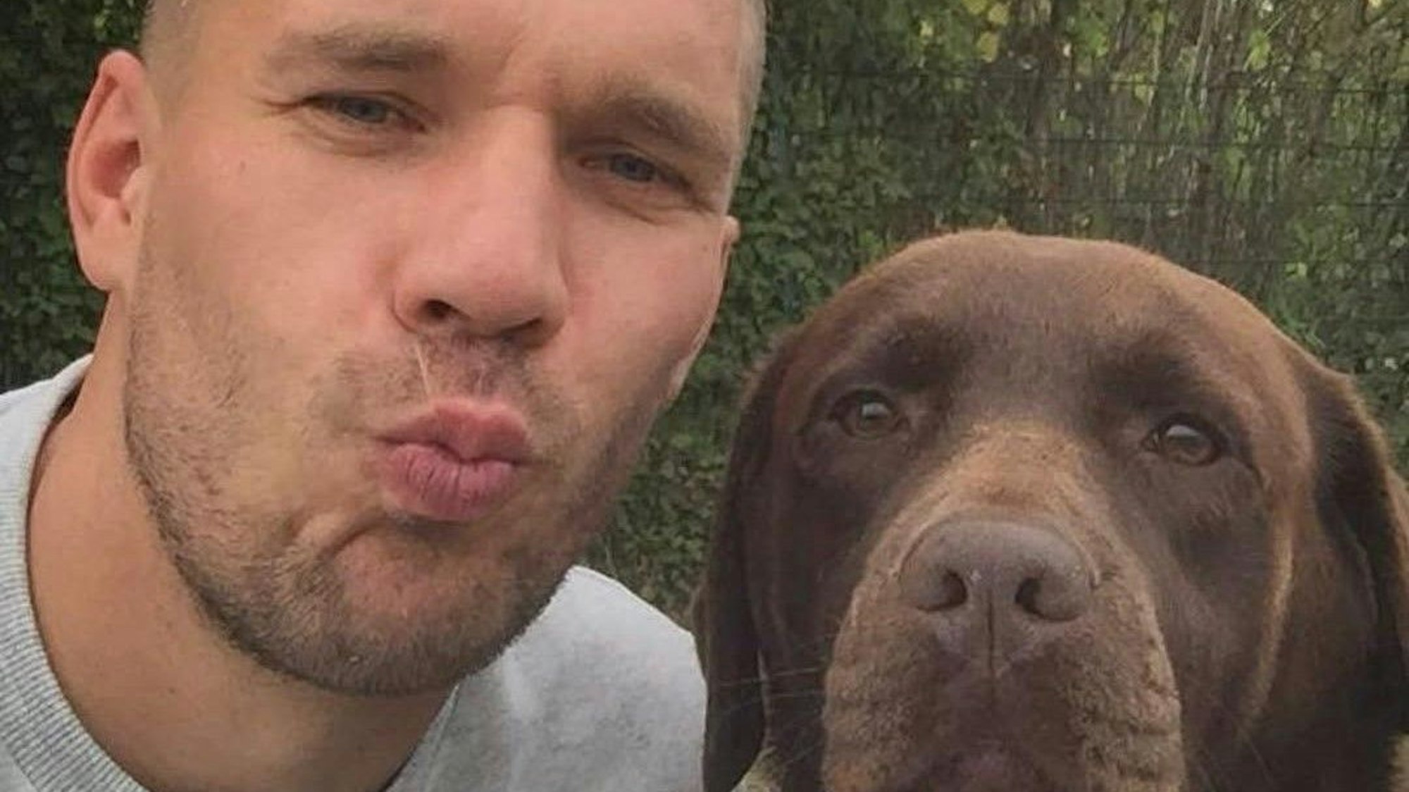 Fußballspieler Lukas Podolski mit Holly