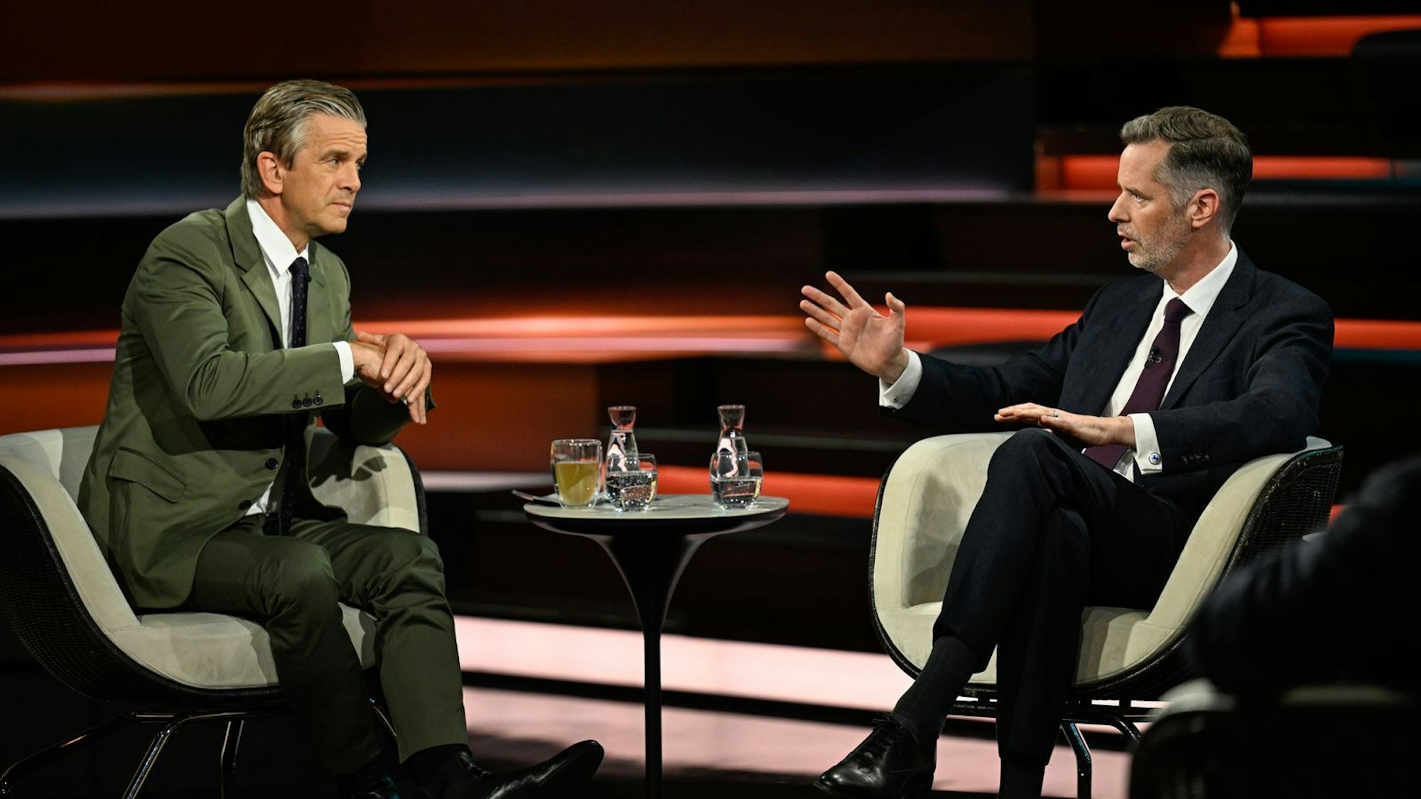 Gastgeber Markus Lanz (links) intervenierte bei den Ausführungen von FDP-Chef Christian Dürr mehrfach energisch. (Bild: ZDF / Markus Hertrich)
