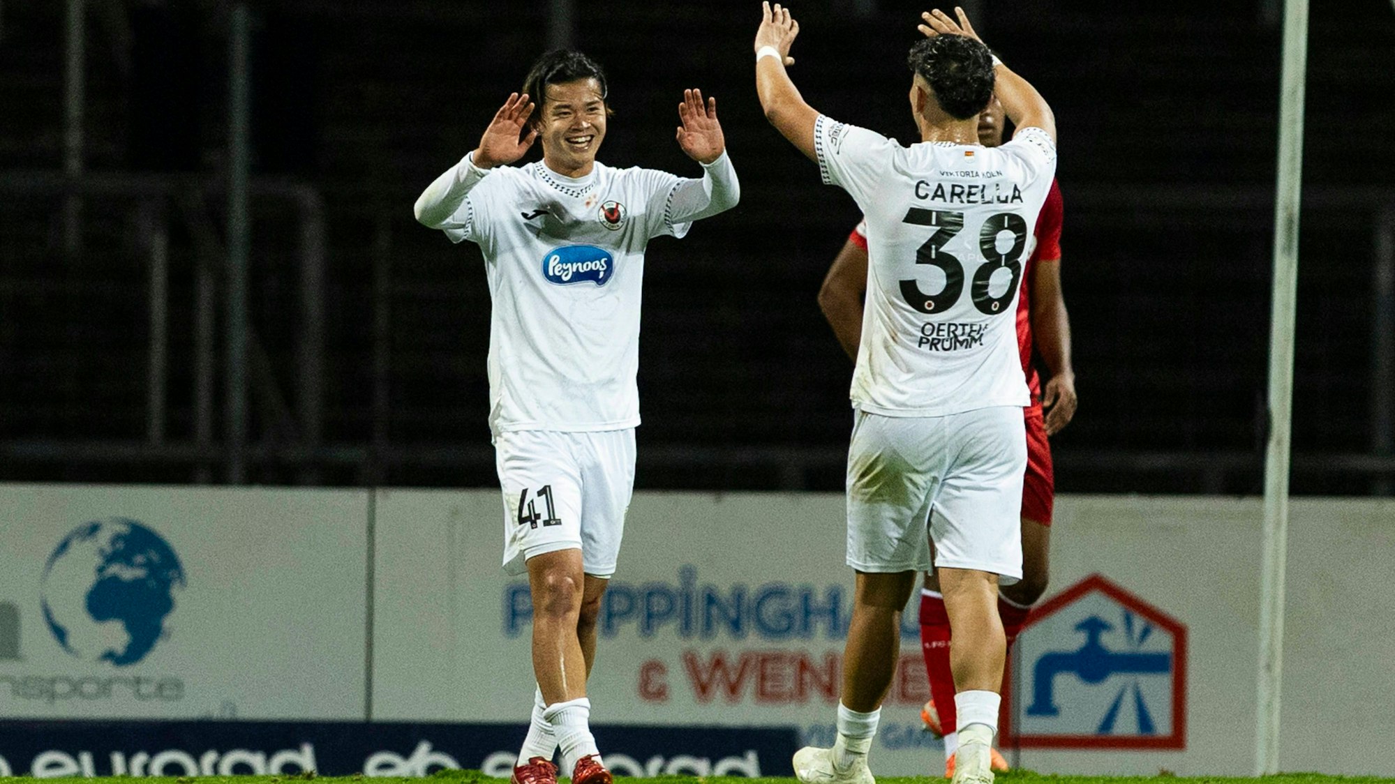 Cologne Cup 2025 09.10.2025 Soichiro Kozuki Viktoria Köln, 41 jubelt mit Samuele Carella Viktoria Köln, 38 nach dessen Tor zum 1:0 beim Cologne Cup 2025 im Spiel 1. FC Köln gegen Viktoria Köln am 09.10.2025 im Südstadion in Köln *** Cologne Cup 2025 09 10 2025 Soichiro Kozuki Viktoria Köln, 41 cheers with Samuele Carella Viktoria Köln, 38 after his goal for 1 0 during the Cologne Cup 2025 in the match 1 FC Köln vs Viktoria Köln on 09 10 2025 at Südstadion in Cologne Copyright: xBEAUTIFULxSPORTS/Meuselx