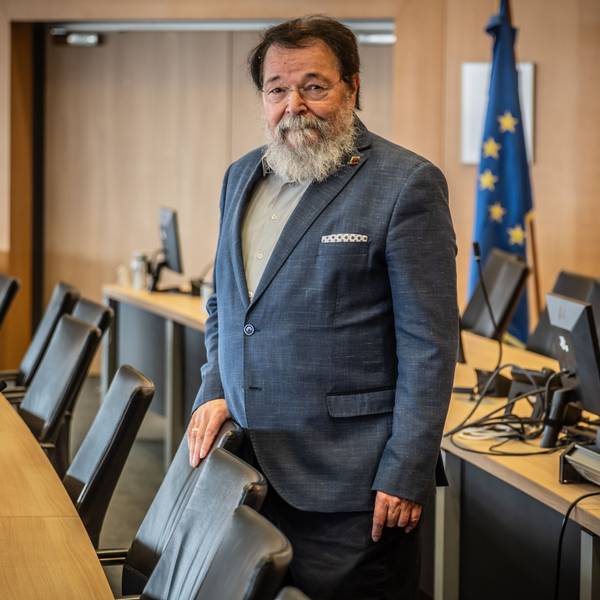 Bernhard Marewski steht im Leverkusener Ratssaal an seinem Stuhl. Er ist Ratsmitglied seit 1989 und Bürgermeister seit 2015.