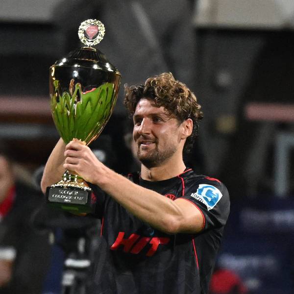 FC-Bezwinger Enzo Wirtz mit dem Cologne-Cup in der Hand
