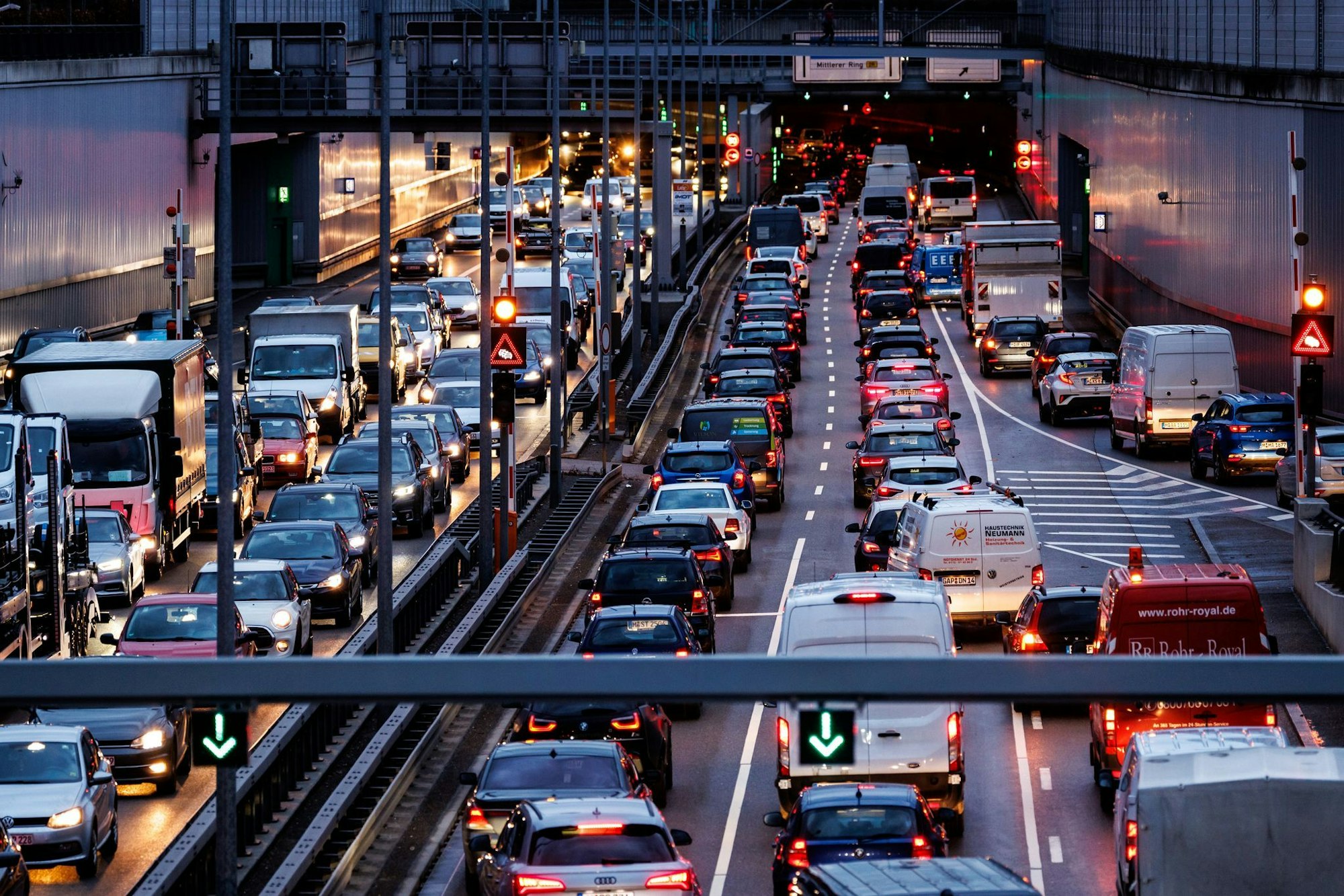 Berufsverkehr in München. Tagtäglich fährt die Bevölkerung einer Großstadt von außerhalb zum Arbeiten in die bayerische Landeshauptstadt. (Symbolbild)