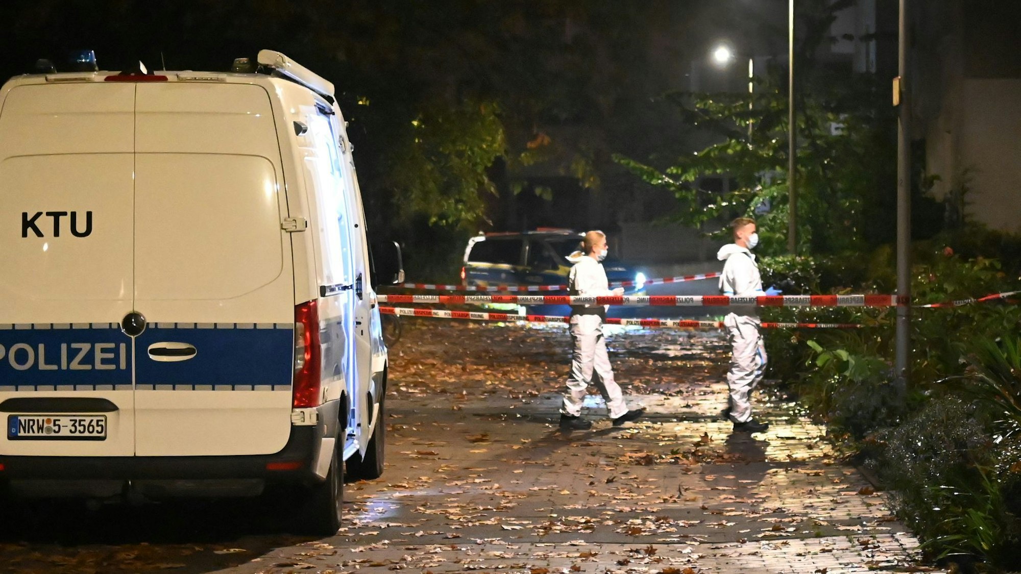 Einsatzkräfte entdeckten die leblose Frau in ihrer Wohnung.