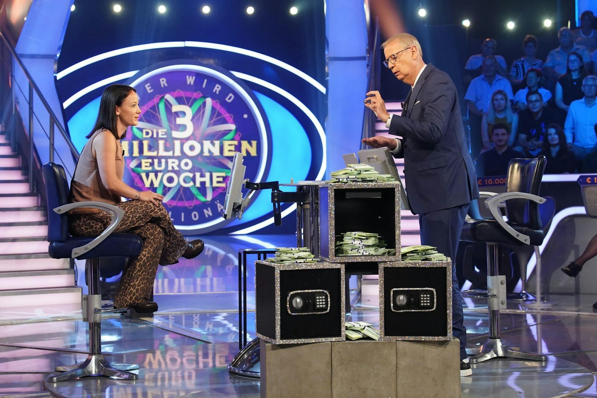 Anna-Lea Fröhlich hat einen Beutel mit kleinen Glücksbringern dabei, die Jauch interessiert inspiziert. (Bild: RTL / Stefan Gregorowius)