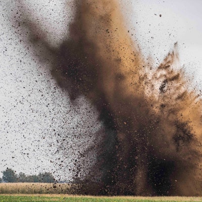 Das Bild zeigt eine große Wolke aus Dreck und Sand.