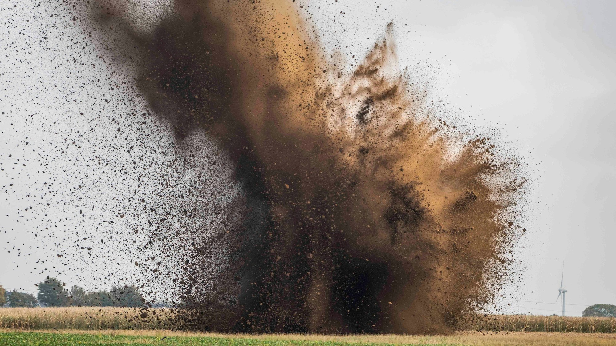 Das Bild zeigt eine große Wolke aus Dreck und Sand.