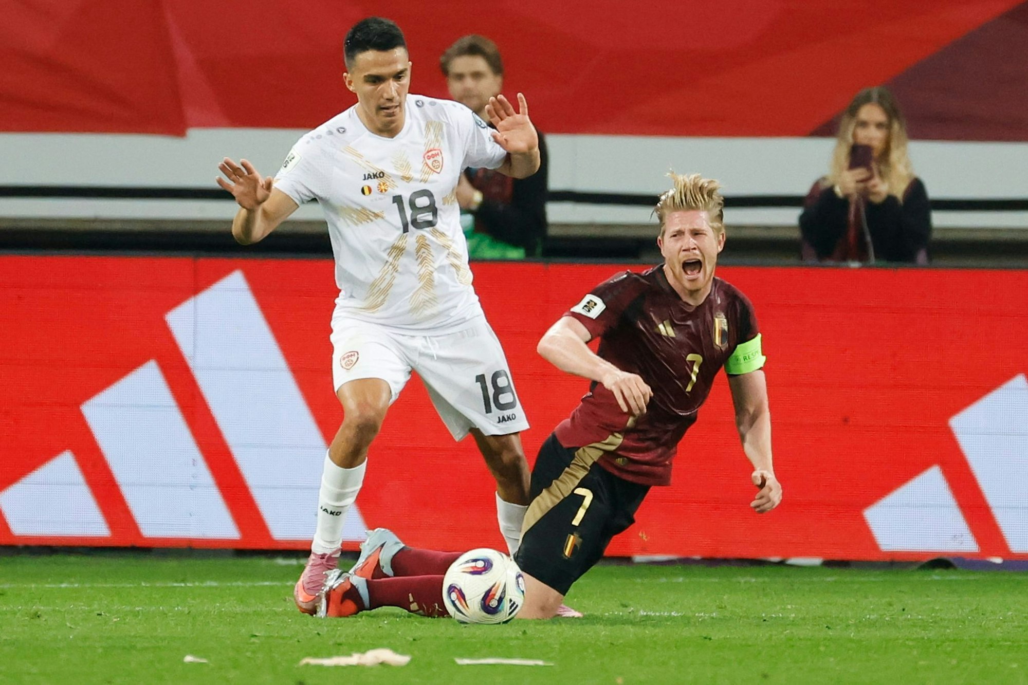 Belgien und Kapitän Kevin De Bruyne (r) hatten mit Nordmazedonien große Probleme.