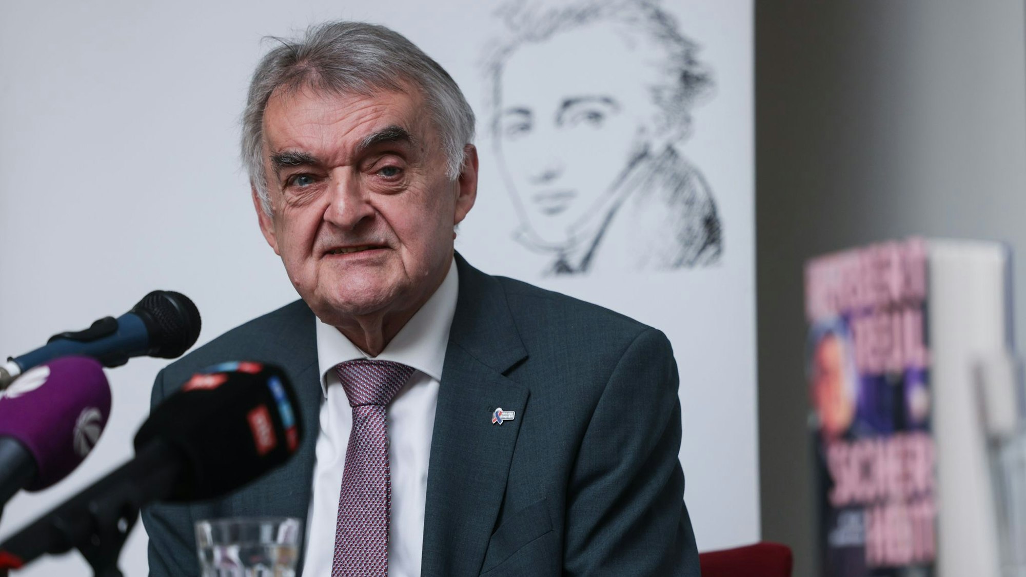 NRW-Innenminister Herbert Reul (CDU) hat sein erstes Buch vorgestellt.