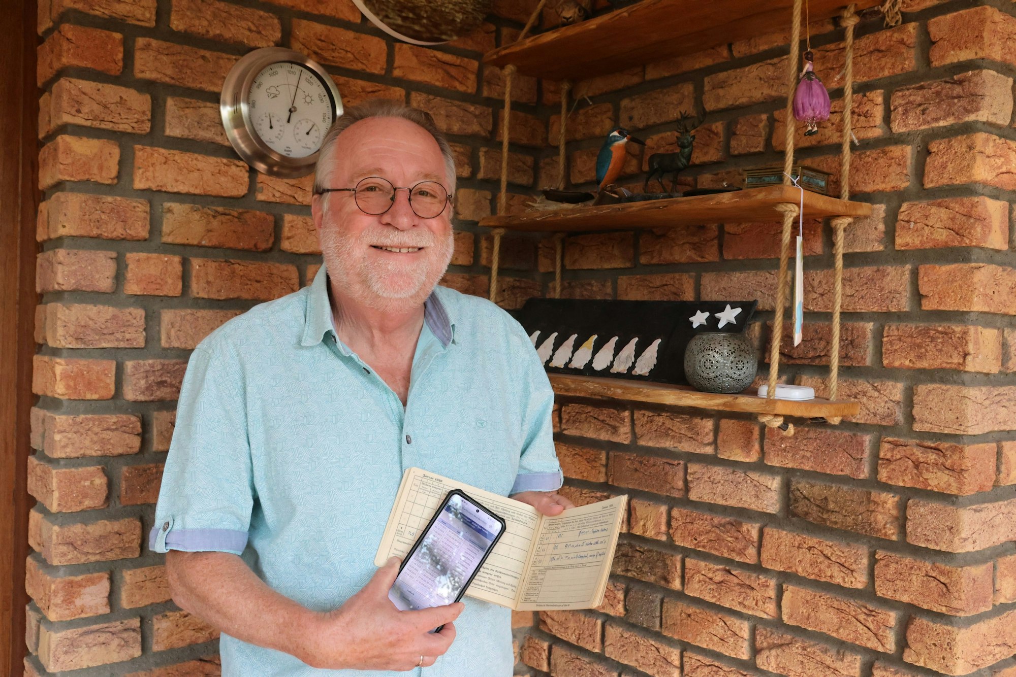 Ehrenamtlich erfasst Christoph Buchen die Niederschlagsmengen in Morsbach – früher in Büchern, heute per App. In den Händen hält Buchen ein altes Wetterbuch von 1936. Jetzt hat ihn der Deutsche Wetterdienst für seine Arbeit ausgezeichnet.