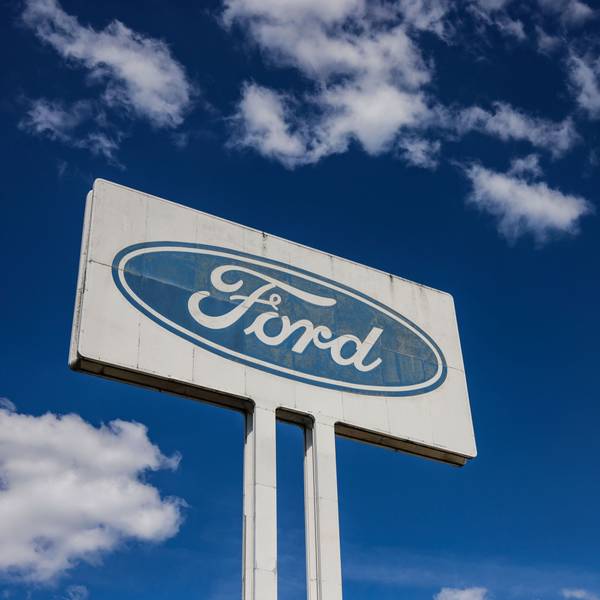 Ein Logo steht vor dem Ford Werk.