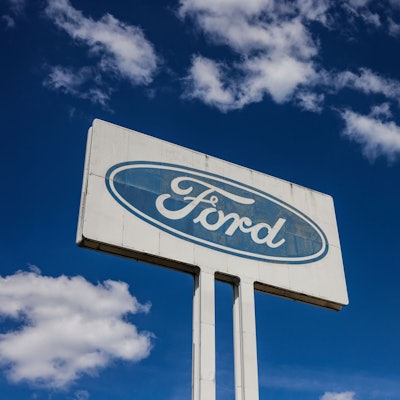 Ein Logo steht vor dem Ford Werk.