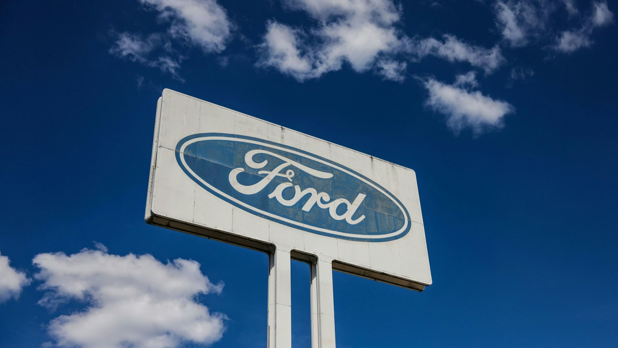 Ein Logo steht vor dem Ford Werk.
