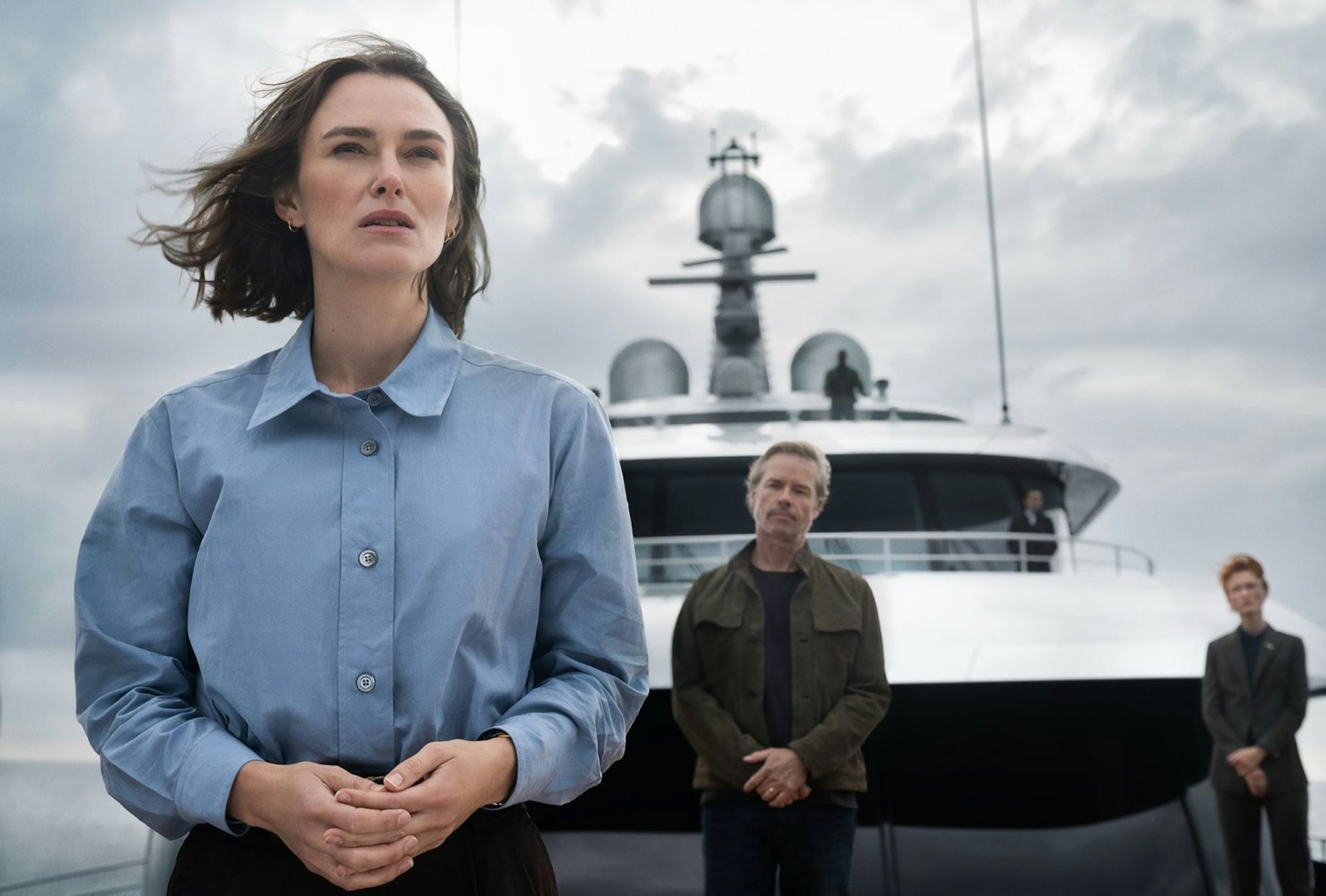 Laura (Keira Knightley) wird auf der Luxusyacht des Milliardärs Richard Bullmer (Guy Pearce) Zeugin eines Mordes. Doch niemand glaubt ihr. (Bild: © 2025 Netflix Inc. / Parisa Taghizadeh)