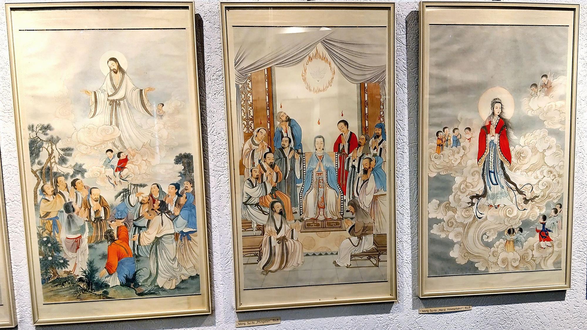 Die drei Bilder des Künstlers Wang Suda stammen dem Jahr 1948. Sie zeigen Christi Himmelfahrt, Pfingsten und Mariä Himmelfahrt.