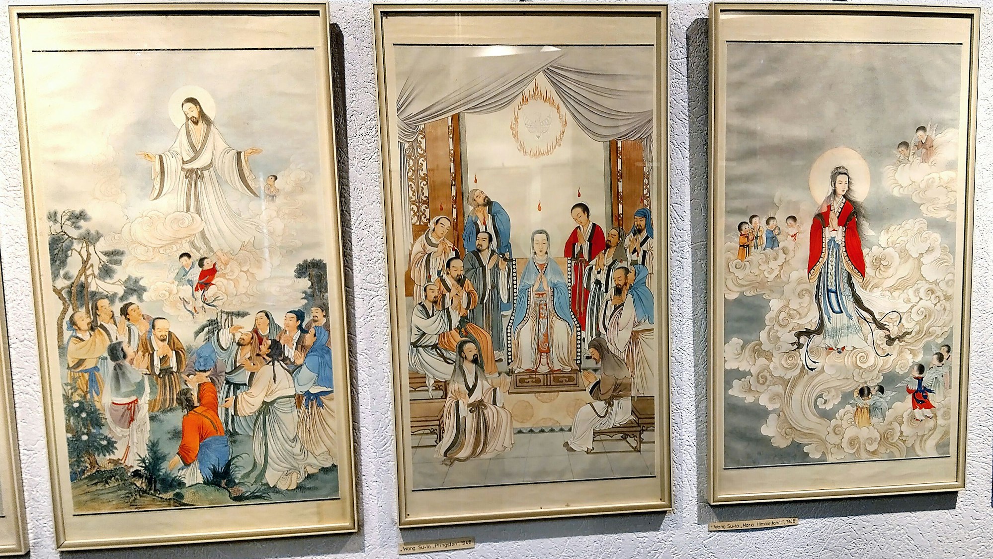 Die drei Bilder des Künstlers Wang Suda stammen dem Jahr 1948. Sie zeigen Christi Himmelfahrt, Pfingsten und Mariä Himmelfahrt.