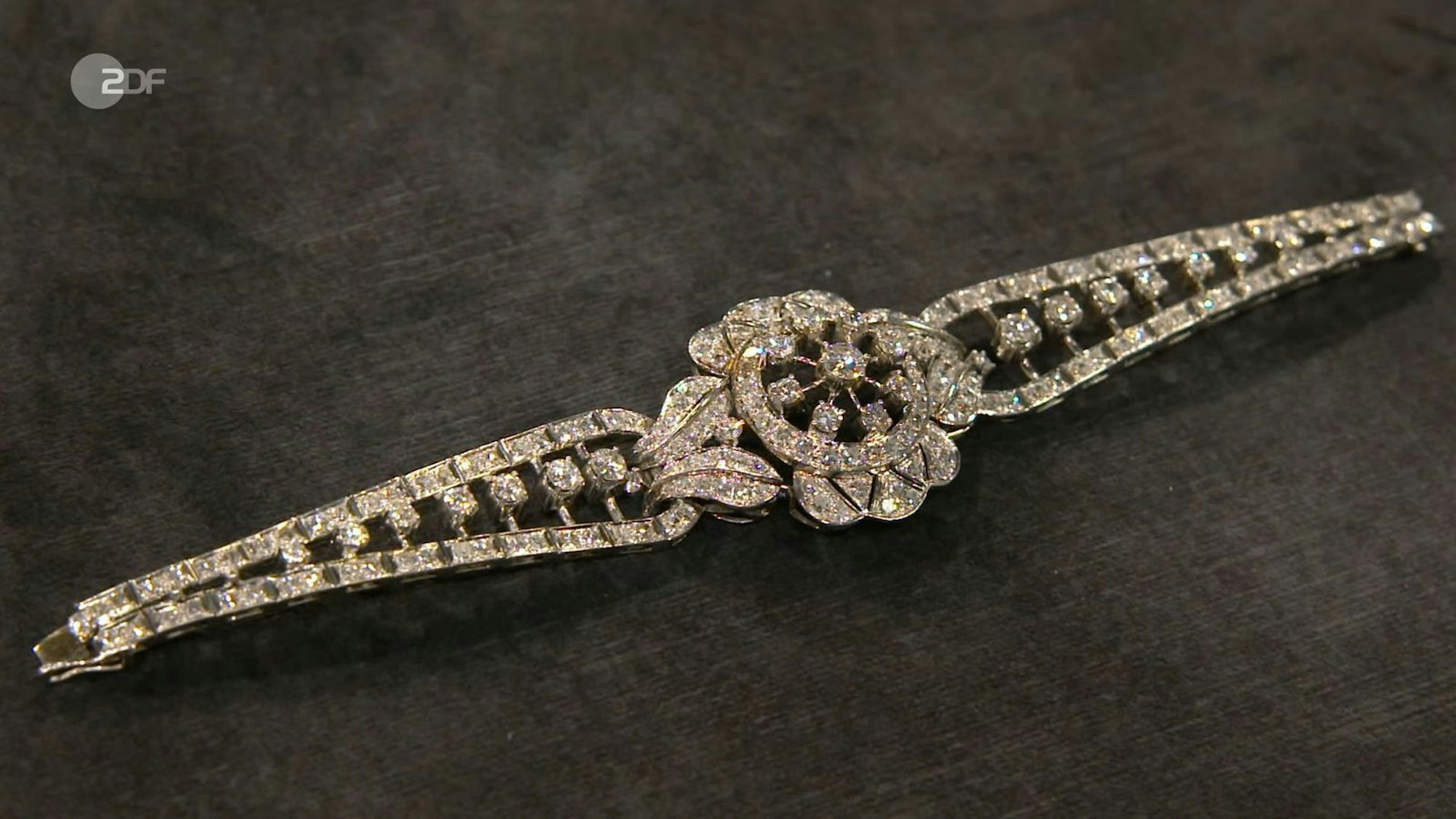 Welche Raritäten außerdem verkauft wurden: Das Diamantarmband mit 210 Diamanten aus den 1950er-Jahren hatte einen Wert von 5.000 bis 6.000 Euro. Die Verkäuferin ließ sich auf Daniel Meyers Gebot von 4.200 Euro ein - mehr war nicht zu holen.
(Bild: ZDF)