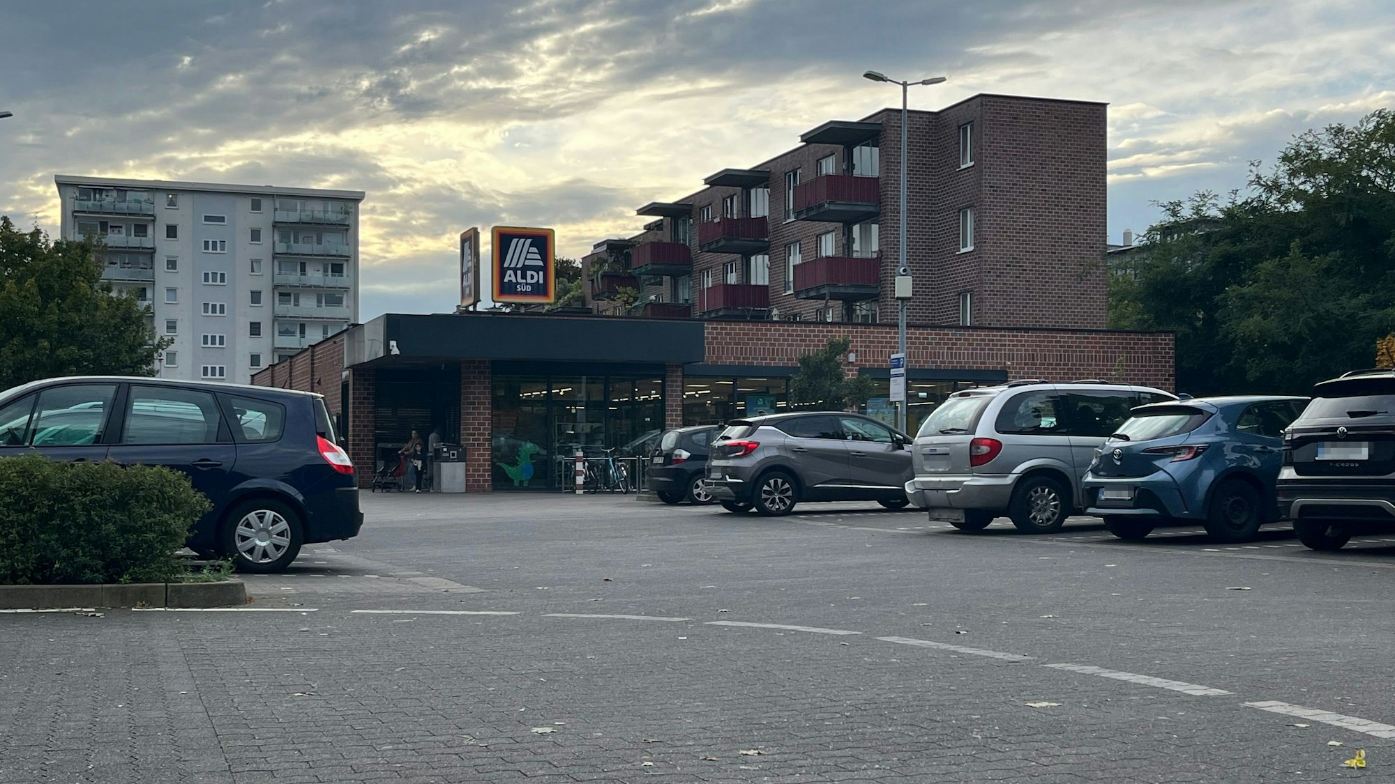 Der Aldi-Markt am Niehler Kirchweg in Nippes. Die Wohnungen sind an der Seite über dem Lager gebaut.