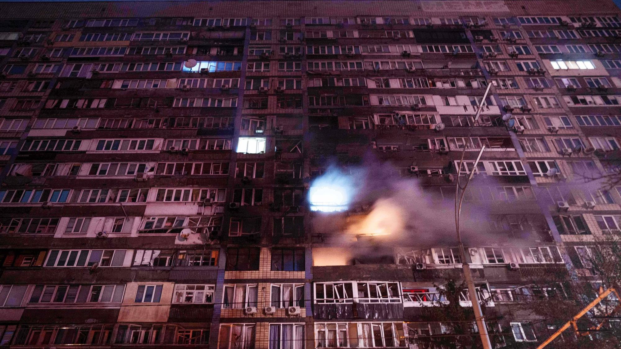 Ein Wohnhaus ist nach einem russischen Angriff auf ein Wohnviertel beschädigt.