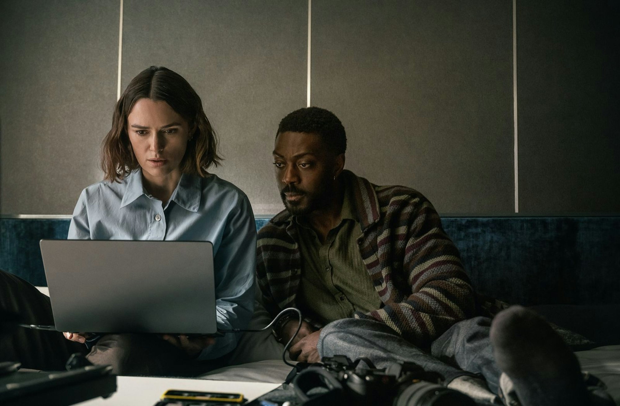 Ihr Ex-Freund Ben (David Ajala) rät Lo (Keira Knightley), sich nicht mit den falschen Leuten anzulegen - hilft ihr aber trotzdem. (Bild: © 2025 Netflix Inc. / Parisa Taghizadeh)