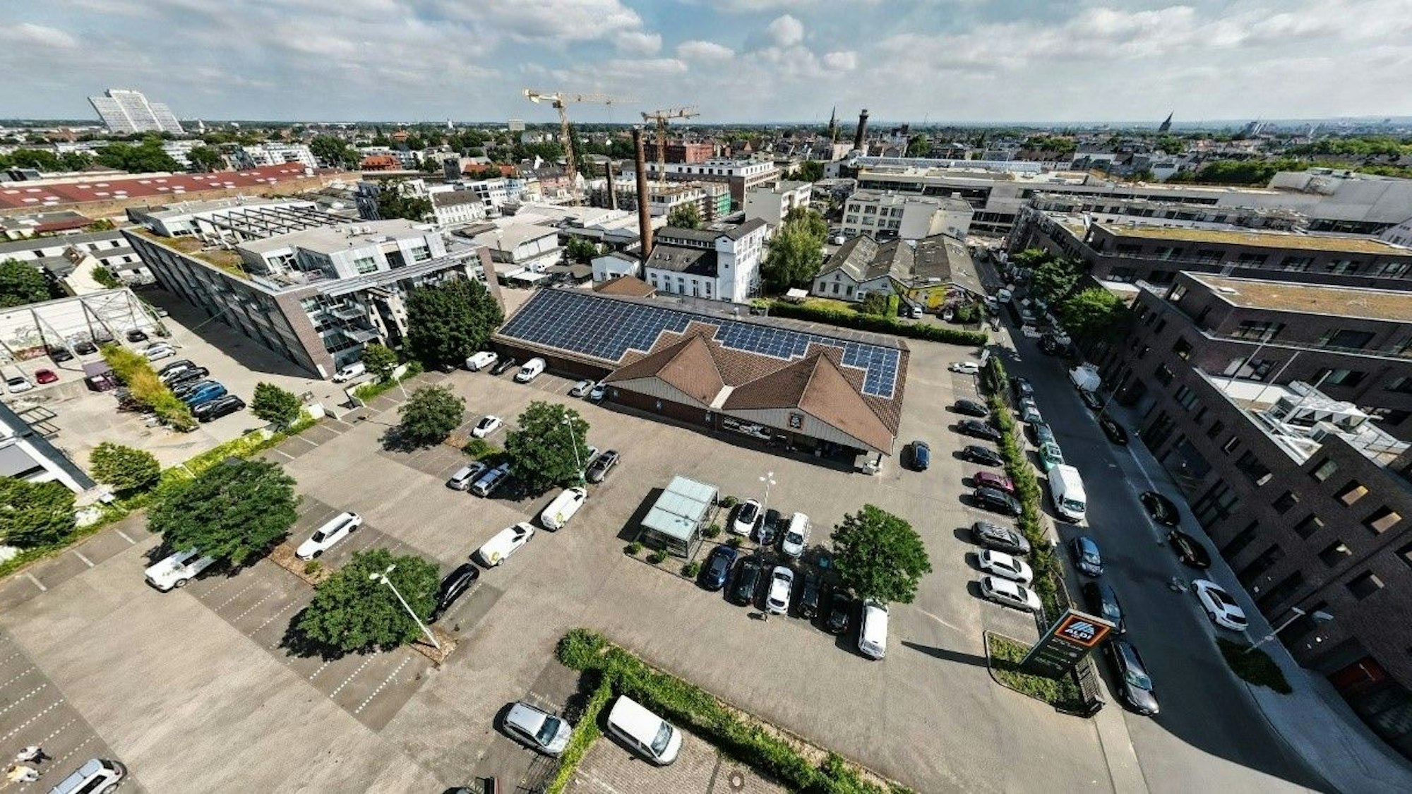 Viel Platz: Der Aldi Süd am Grünen Weg von oben fotografiert.