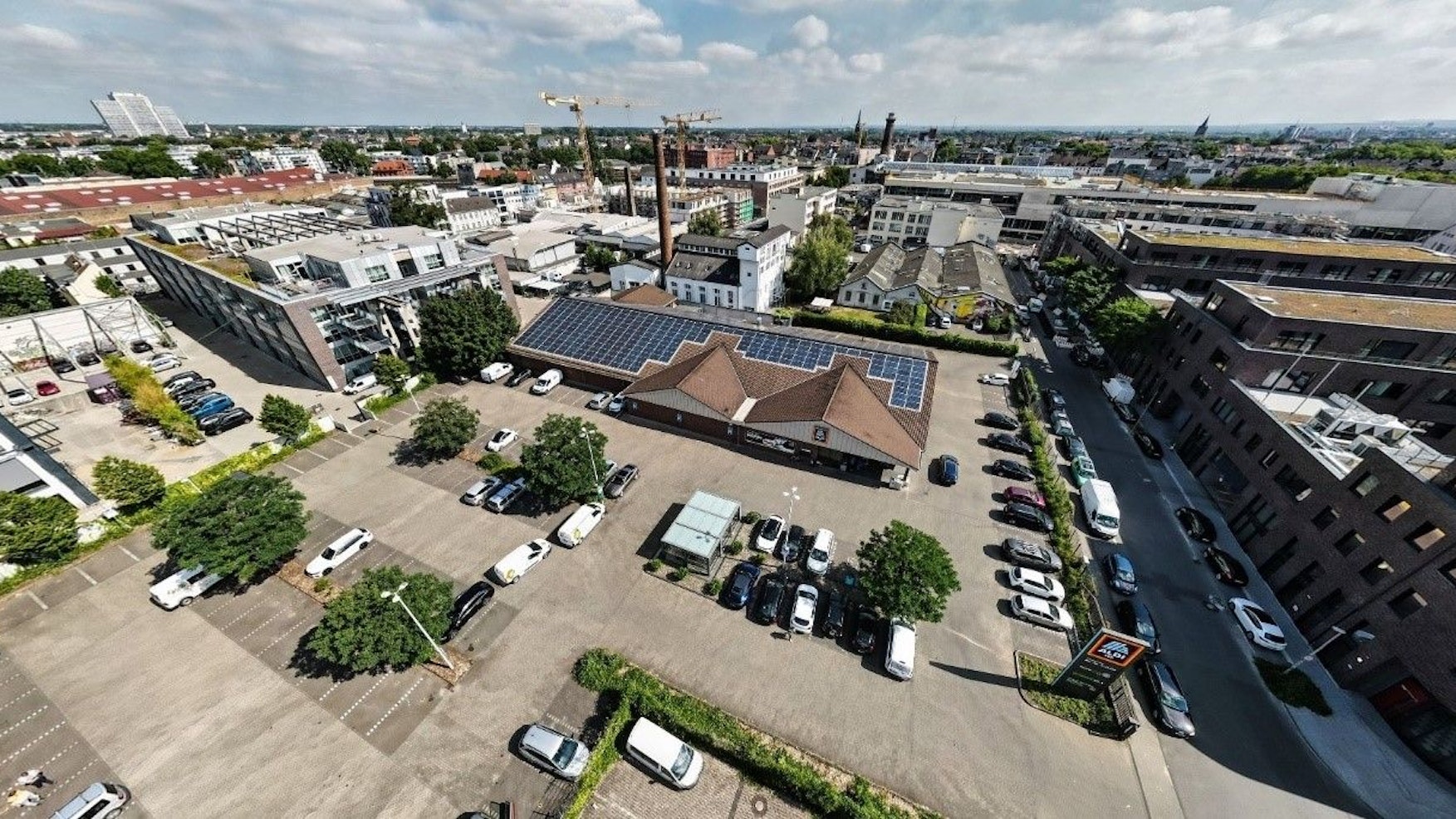 Viel Platz: Aldi Süd am Grünen Weg von oben fotografiert.