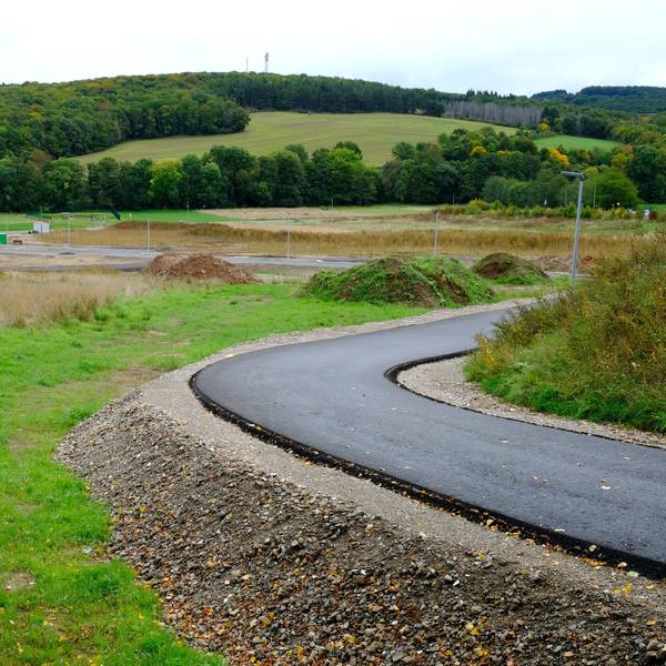Blick auf das Neubaugebiet "Auf der Wäsche" zwischen Mechernich und Breitenbenden, wo bereits Straßen angelegt wurden.
