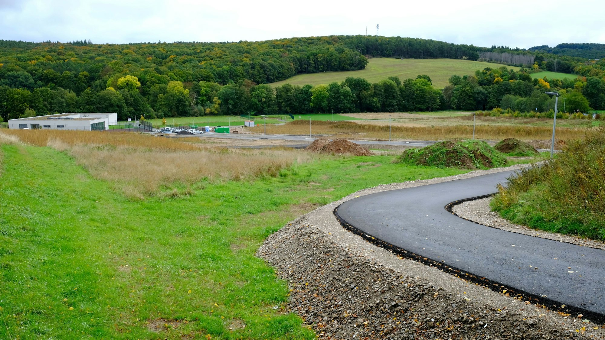 Blick auf das Neubaugebiet "Auf der Wäsche" zwischen Mechernich und Breitenbenden, wo bereits Straßen angelegt wurden.